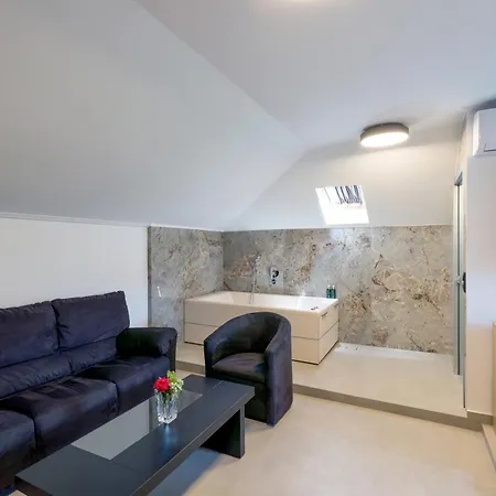 Agistro 3* Ángistron