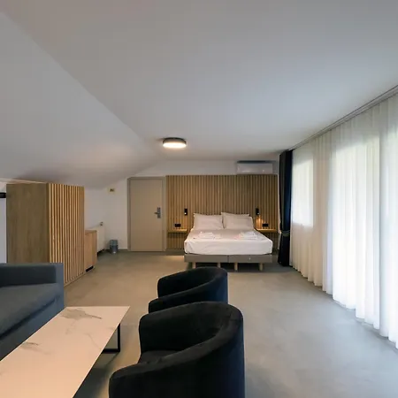 Agistro 3* Ángistron