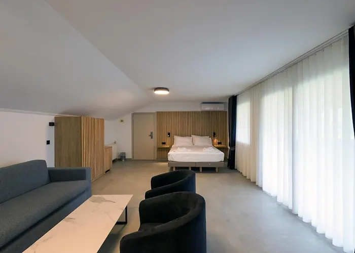 Agistro 3* Ángistron